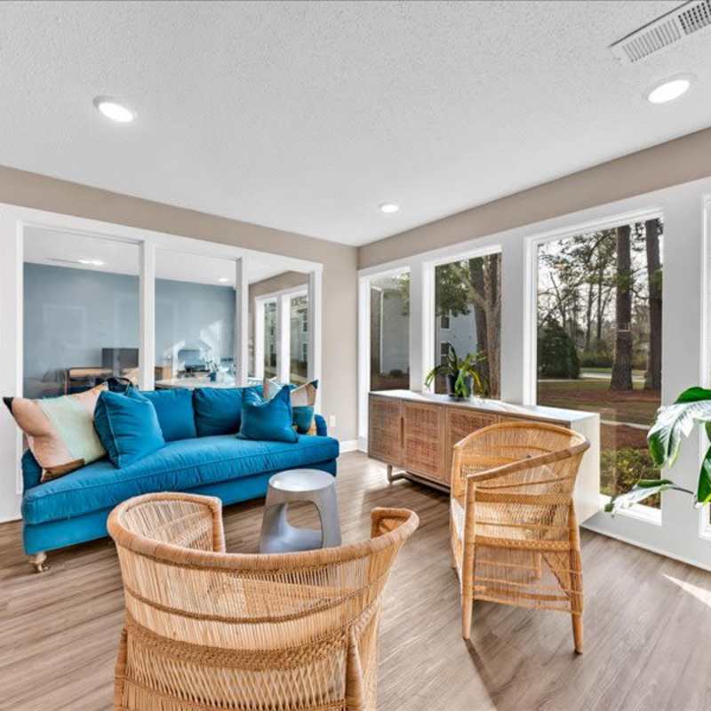 Community seating area at Canebreak Apartments in Summerville, South Carolina