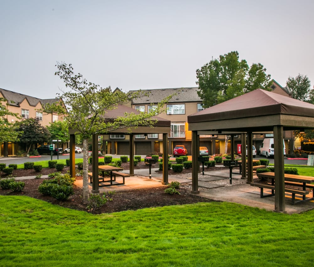 Picnic BBQ grilling area at The Colonnade Luxury Townhome Rentals in Hillsboro, Oregon
