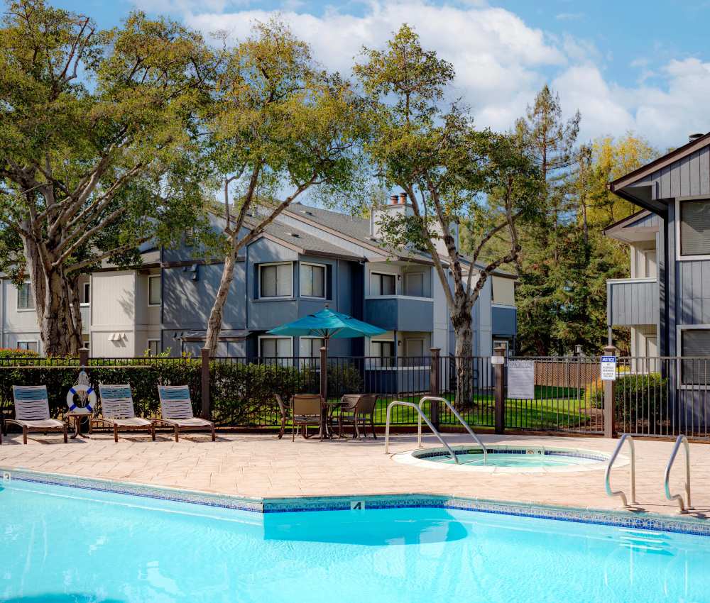 Swimming Pool with little tub at Park Ridge Apartment Homes in Rohnert Park, California