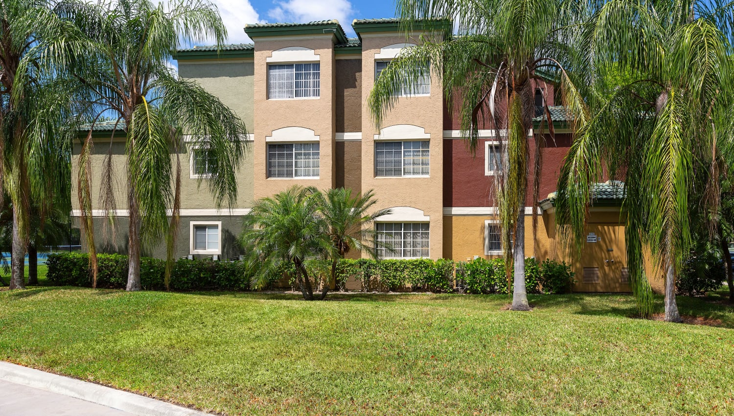 Exterior of Club Lake Pointe Apartments in Coral Springs, Florida