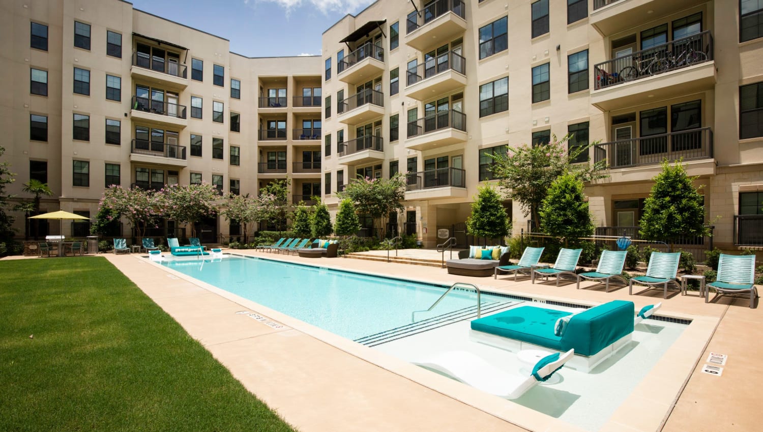 Luxurious outdoor swimming pool at Olympus at Memorial in Houston, Texas