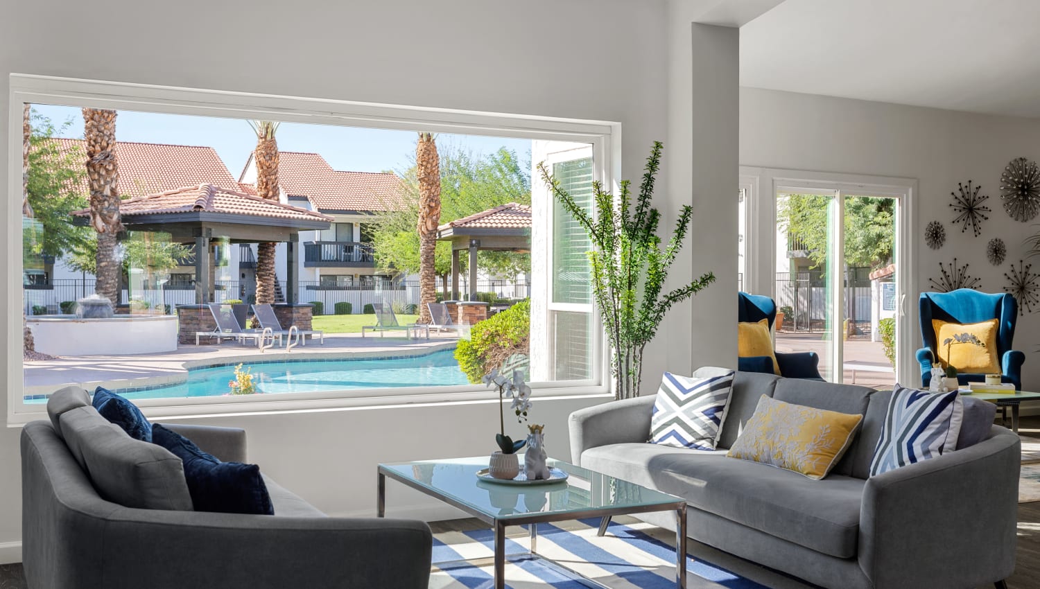 Resident lounge with a view of the pool at Cielo on Gilbert in Mesa, Arizona