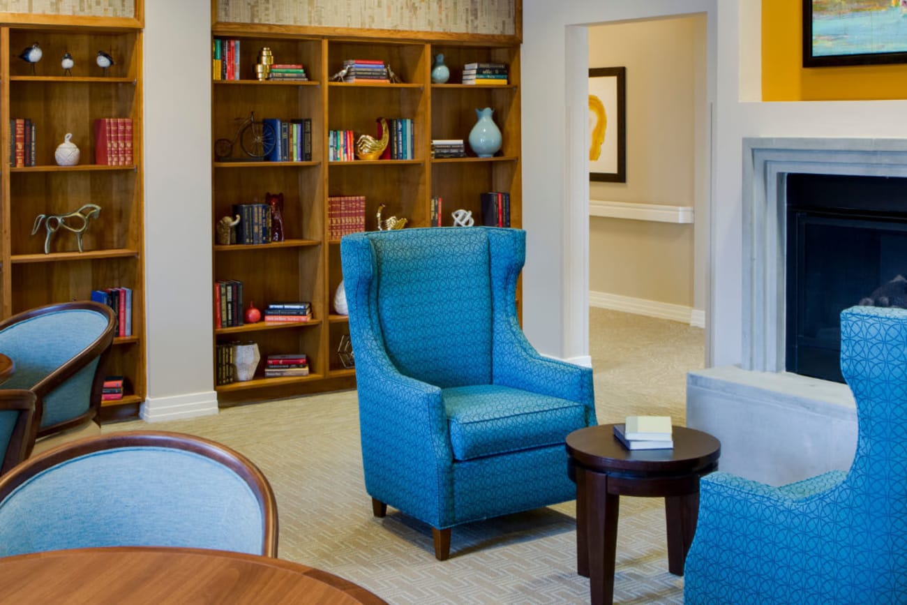 Well-stocked library with comfortable chairs at Savanna House in Gilbert, Arizona