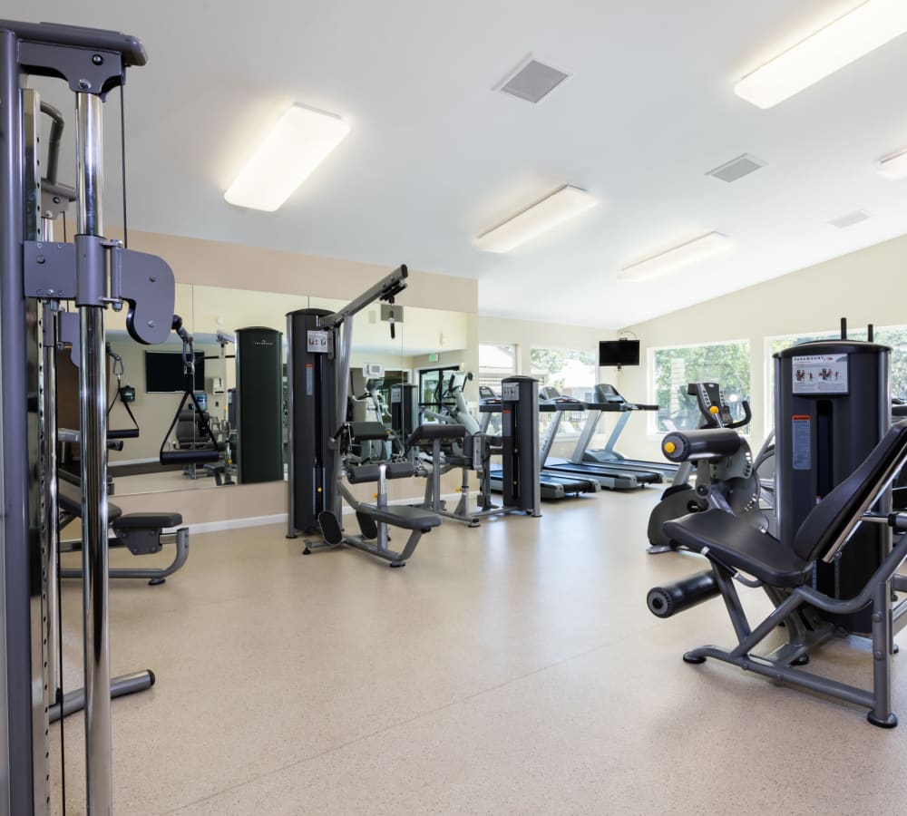 Well-equipped onsite fitness center at Skyline at Murrayhill in Beaverton, Oregon