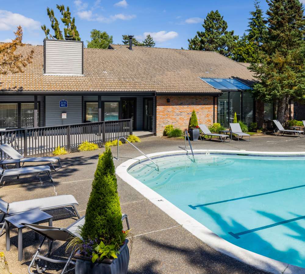 Resort style swimming pool at Ansley Murrayhill in Tigard, Oregon