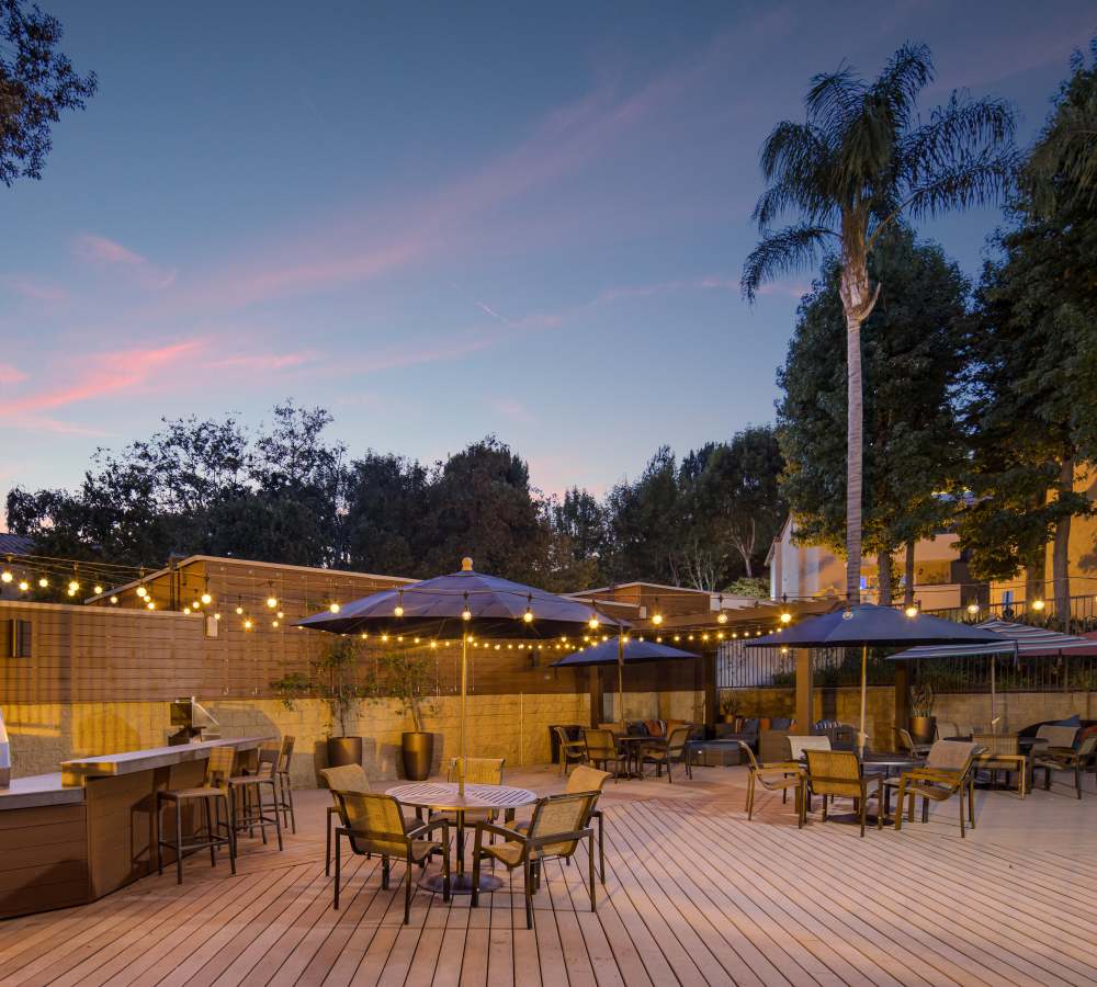 Grilling area and outdoor seating at Sofi Thousand Oaks in Thousand Oaks, California