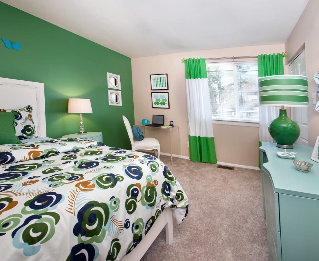 Bedroom with plush carpeting and good natural light at James River Pointe in Richmond, Virginia