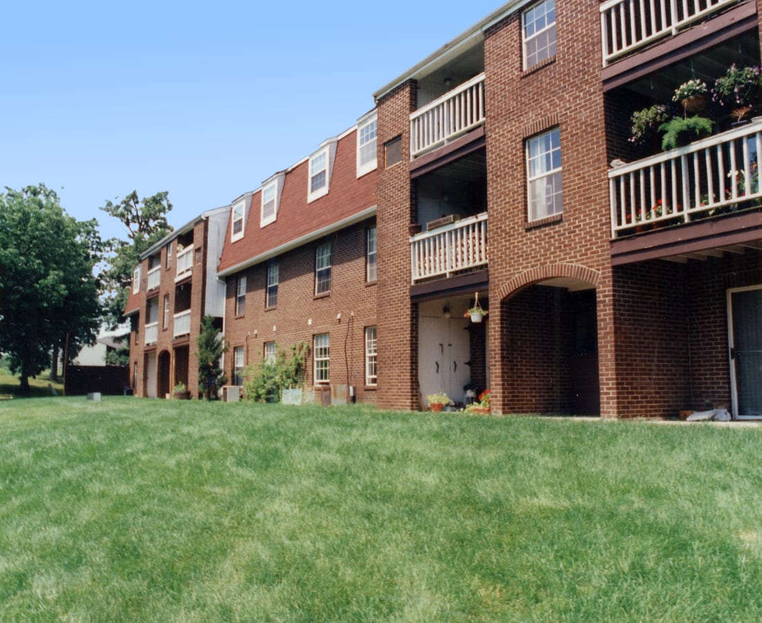 Brick apartment building with a well manicured lawn at Pointe at Northern Woods in Columbus, Ohio