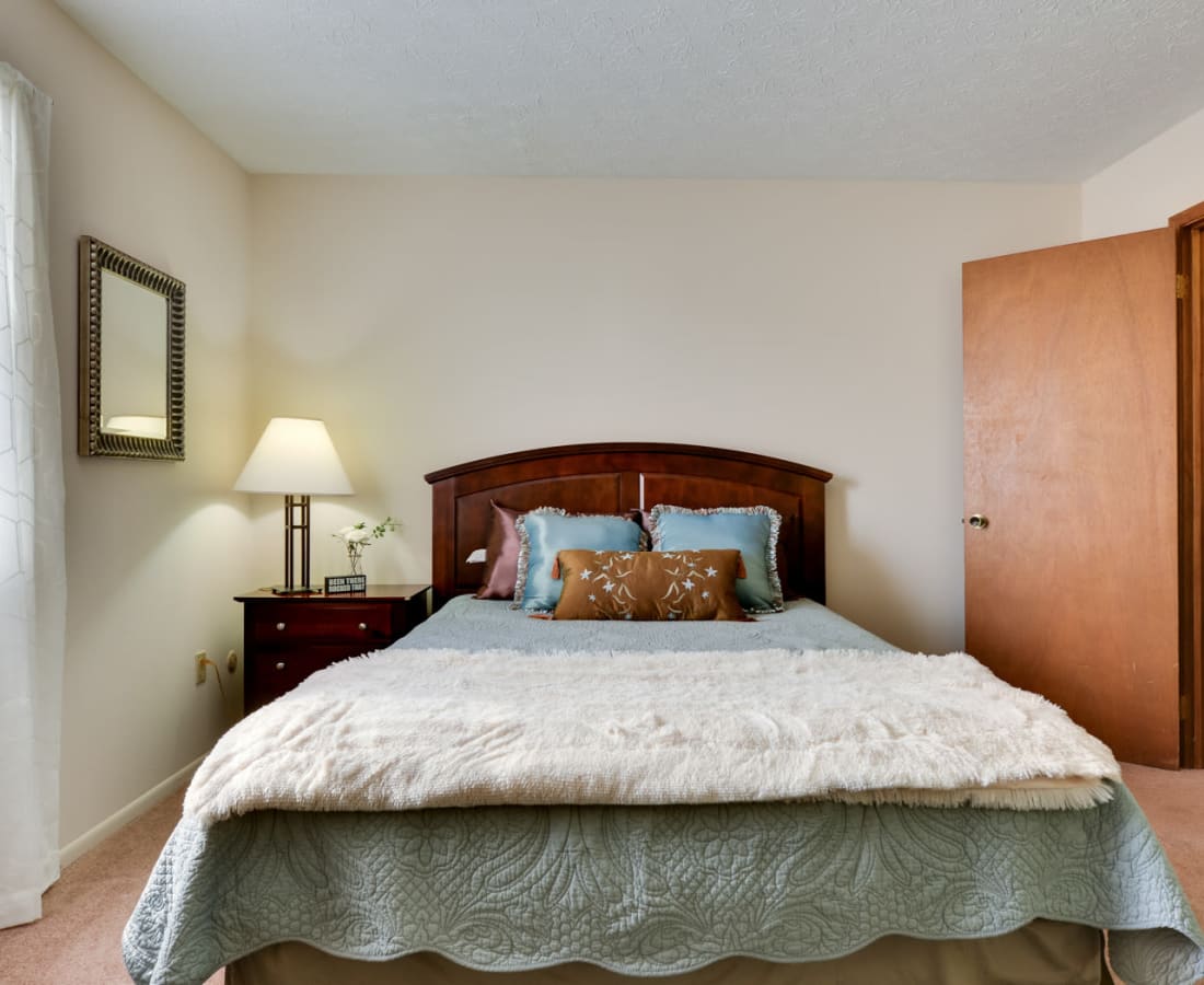 Light and airy bedroom with queen-sized bed at Pointe at Northern Woods in Columbus, Ohio