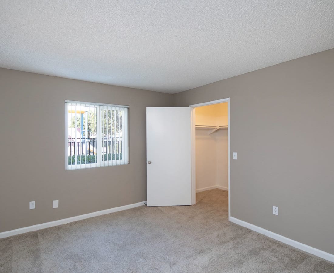 Bedroom with nice carpeting at Oro Vista Villas in San Diego, California