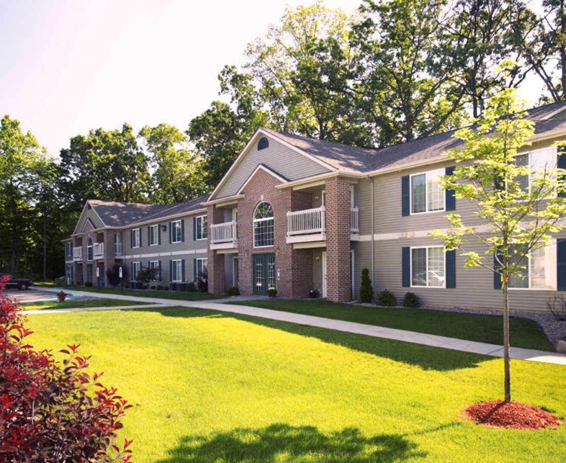 exterior view of apartments at Victoria Pointe Apartments in Jackson, Michigan 