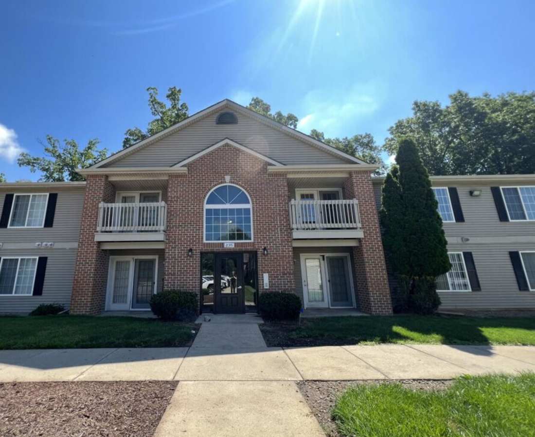 exterior view of apartments at Victoria Pointe Apartments in Jackson, Michigan 