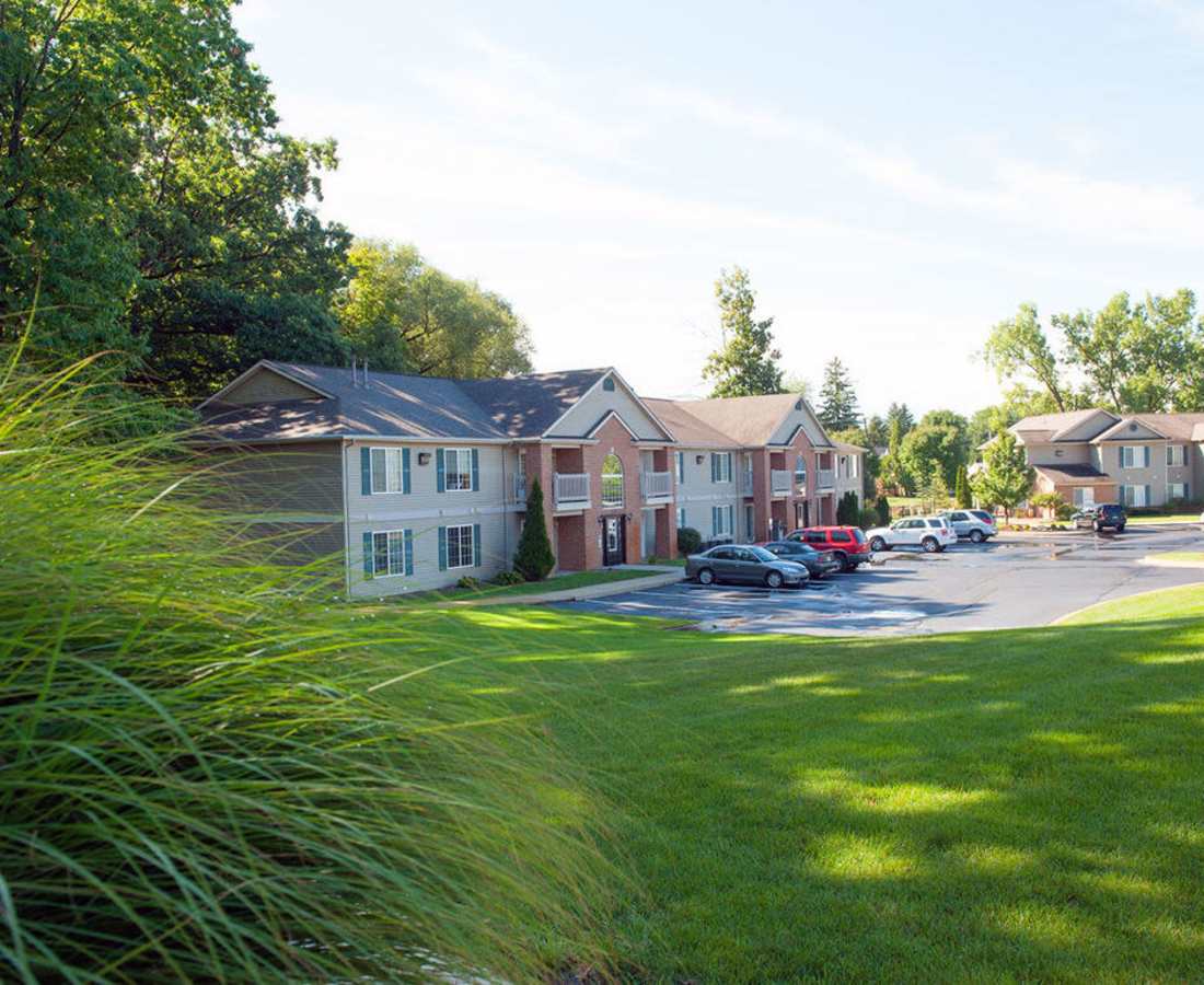 exterior view of apartments at Victoria Pointe Apartments in Jackson, Michigan 