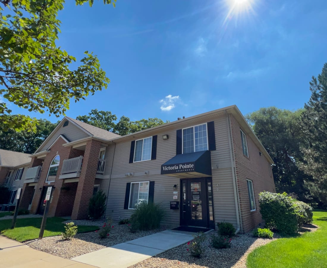 exterior view of apartments at Victoria Pointe Apartments in Jackson, Michigan 