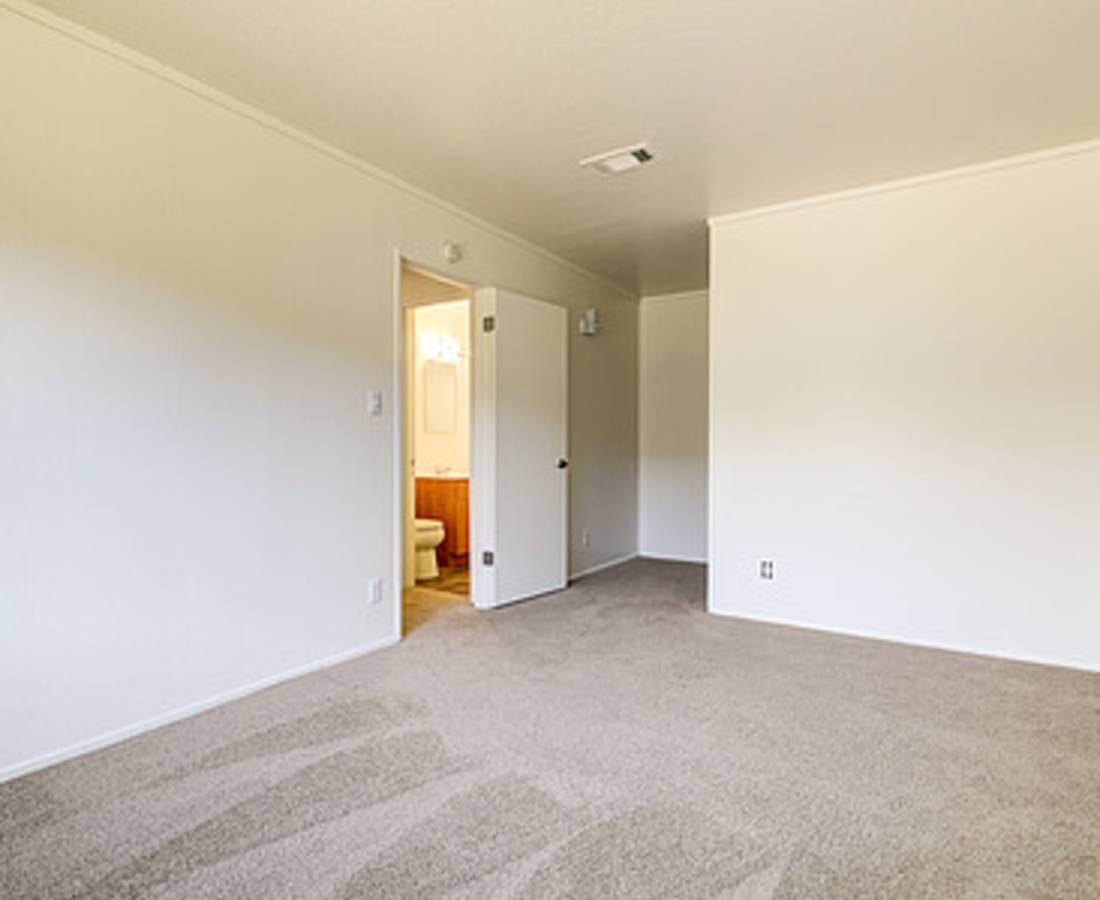 Carpeted spacious room at Delta View Apartments in Antioch, California