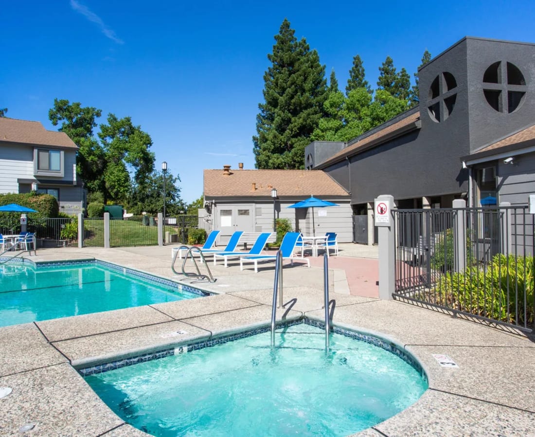 A swimming pool and spa at Somersett Hills in Roseville, California