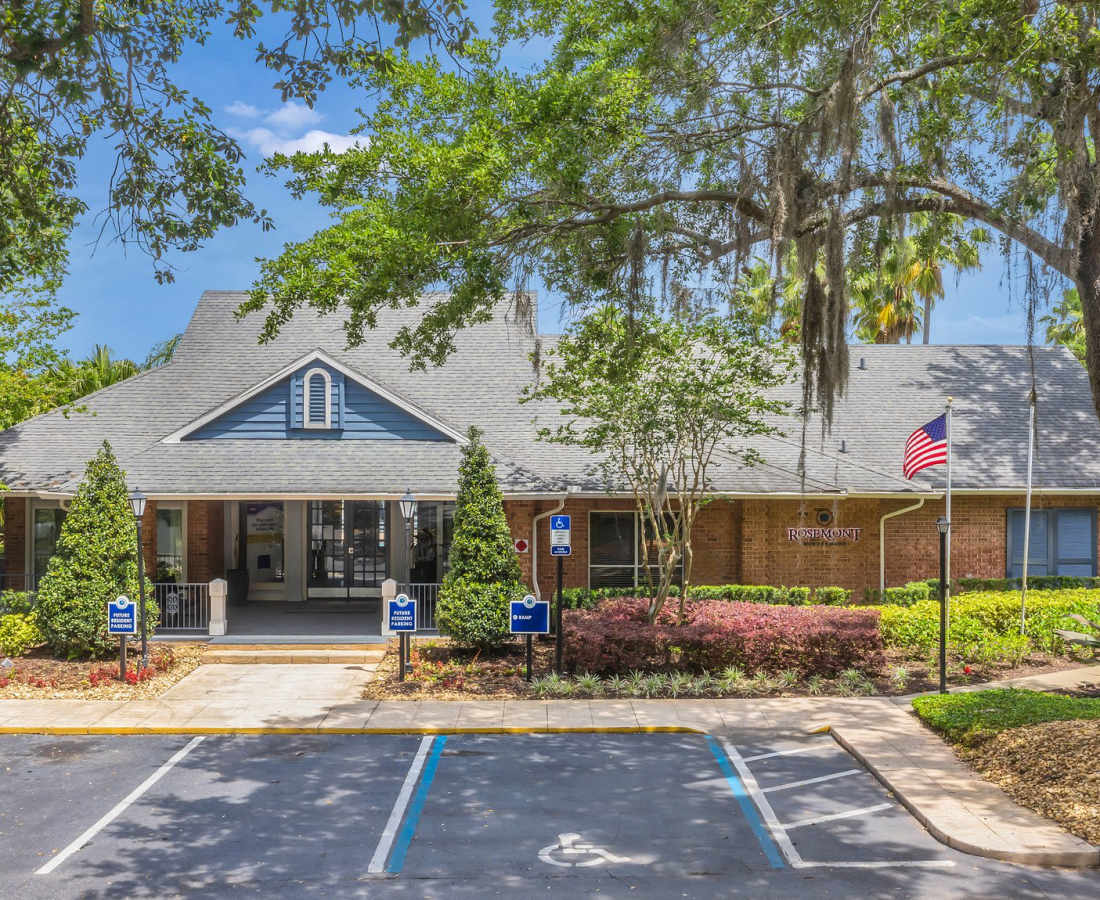 View of the building and parking lots in front of it at Rosemont Windermere in Orlando, Florida