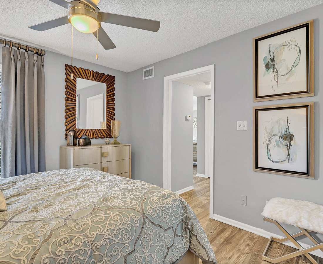 Bedroom with a bed, dressing table and a mirror at Rosemont Windermere in Orlando, Florida