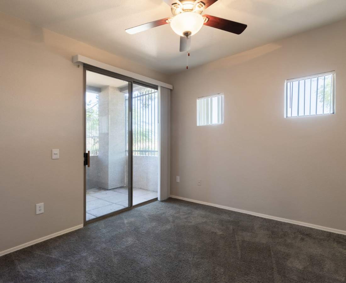 Living room with celling fan at Sol District in Phoenix, Arizona