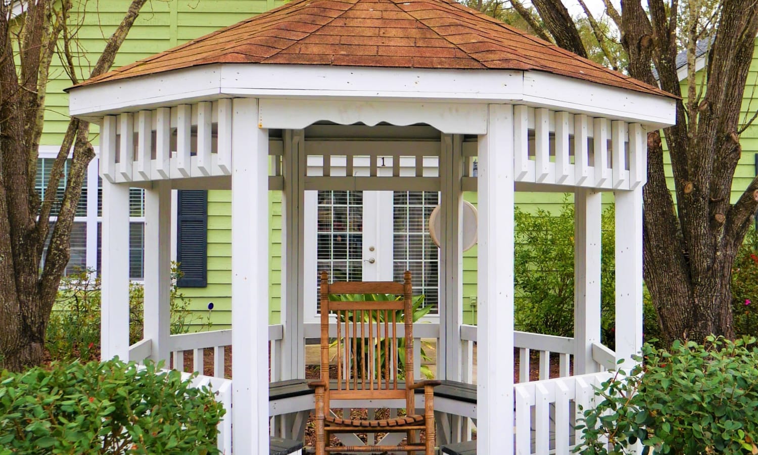 Outdoor quiet seating area at Sandpiper Senior Living in Mt. Pleasant, South Carolina