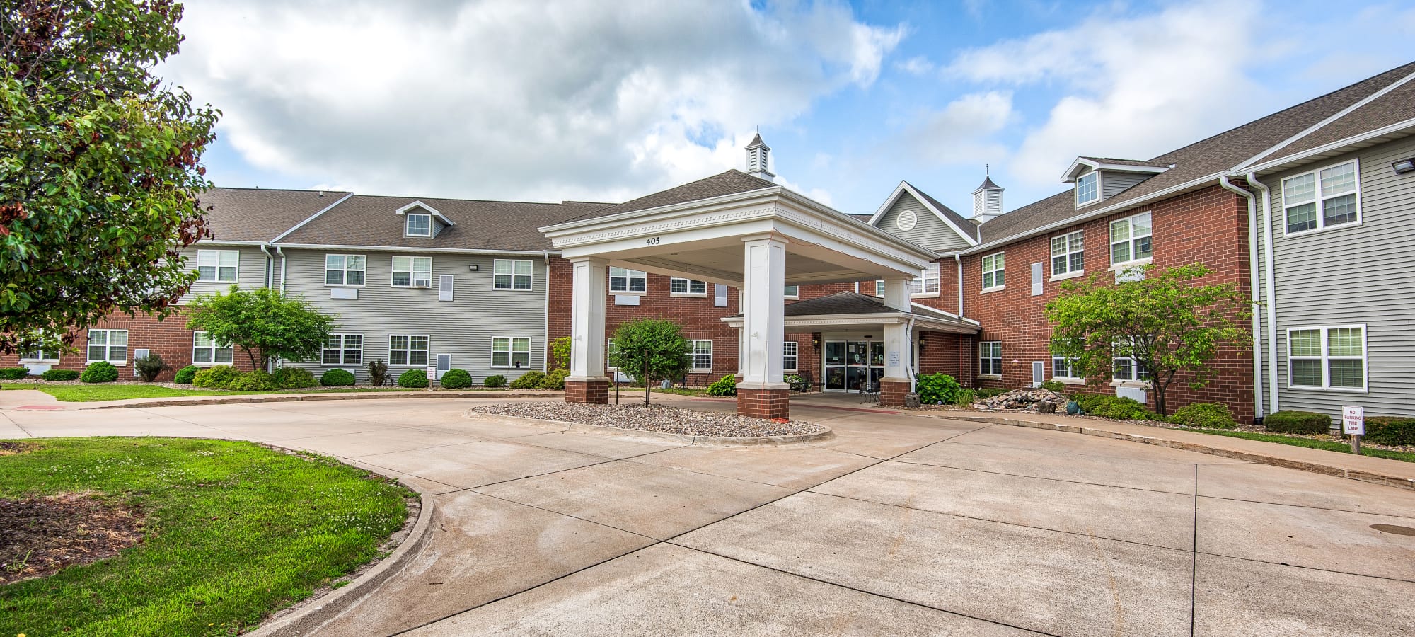 Exterior image of Brookstone of Aledos entryway with carpool