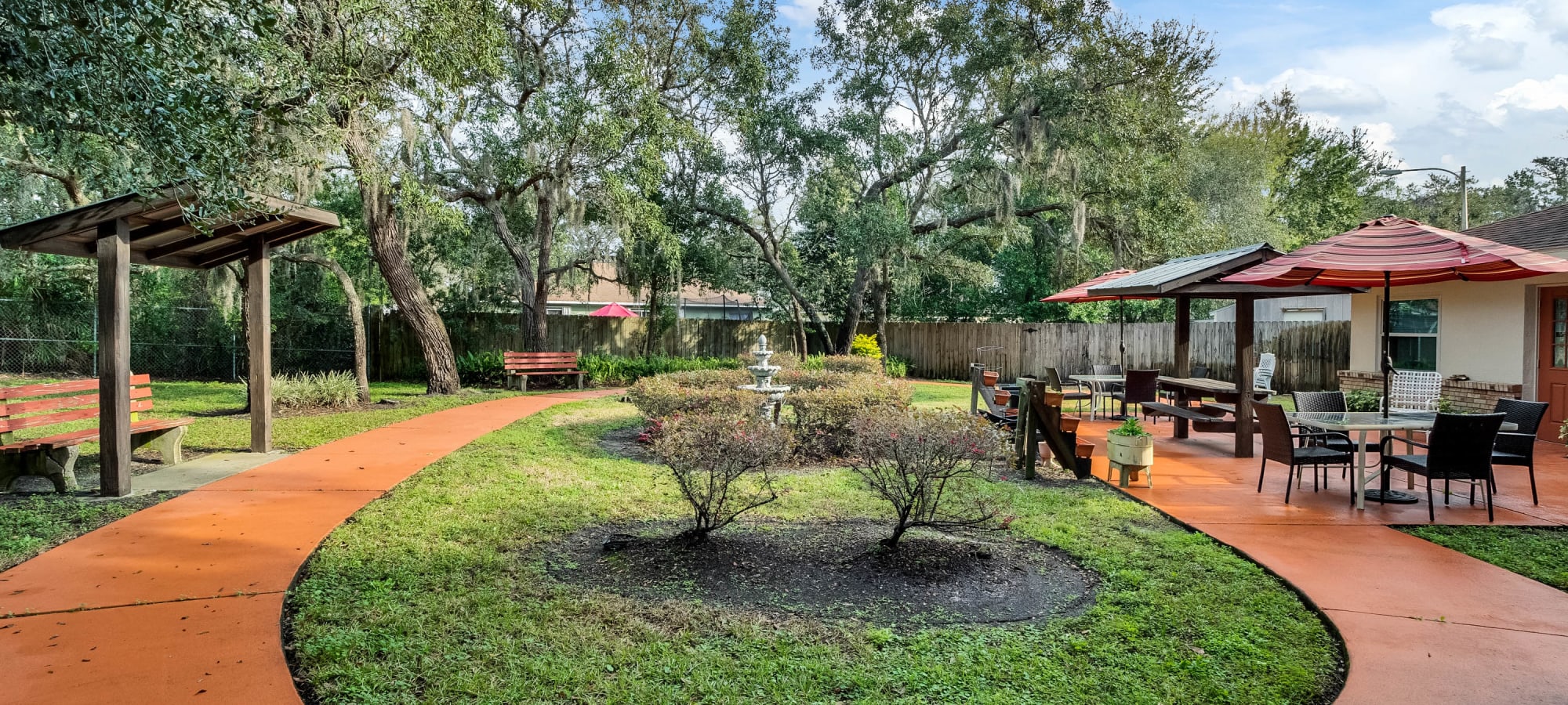 Courtyard at Forest Oaks of Spring Hill with benches and walkway