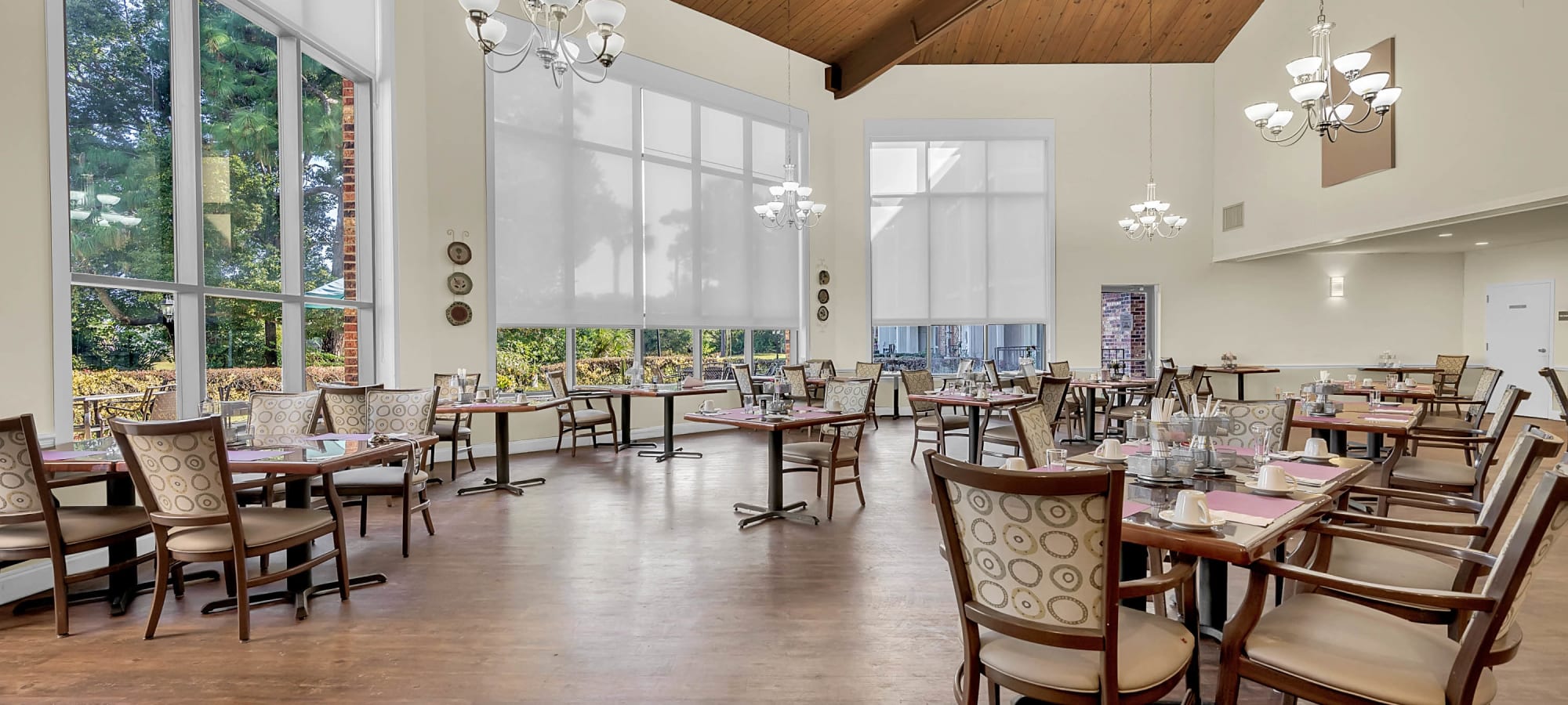 Renaissance Retirement Dining Room in Sanford, FL; high ceilings, wood floors, large windows