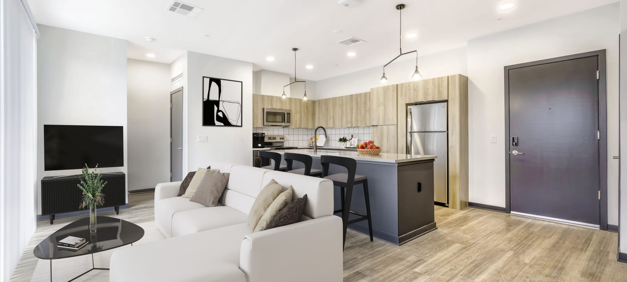 Enjoy luxurious apartments at Banyan on Washington in Phoenix, Arizona