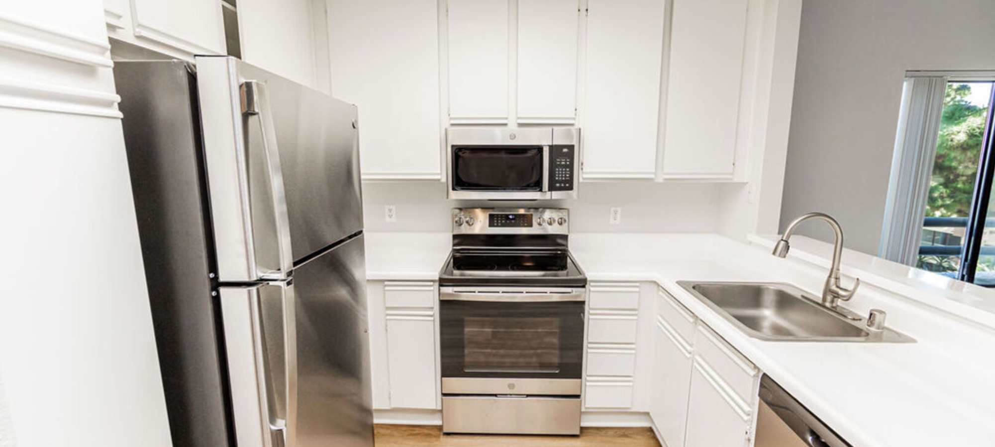Kicthen at Lanewood Pines apartments in Hollywood, California