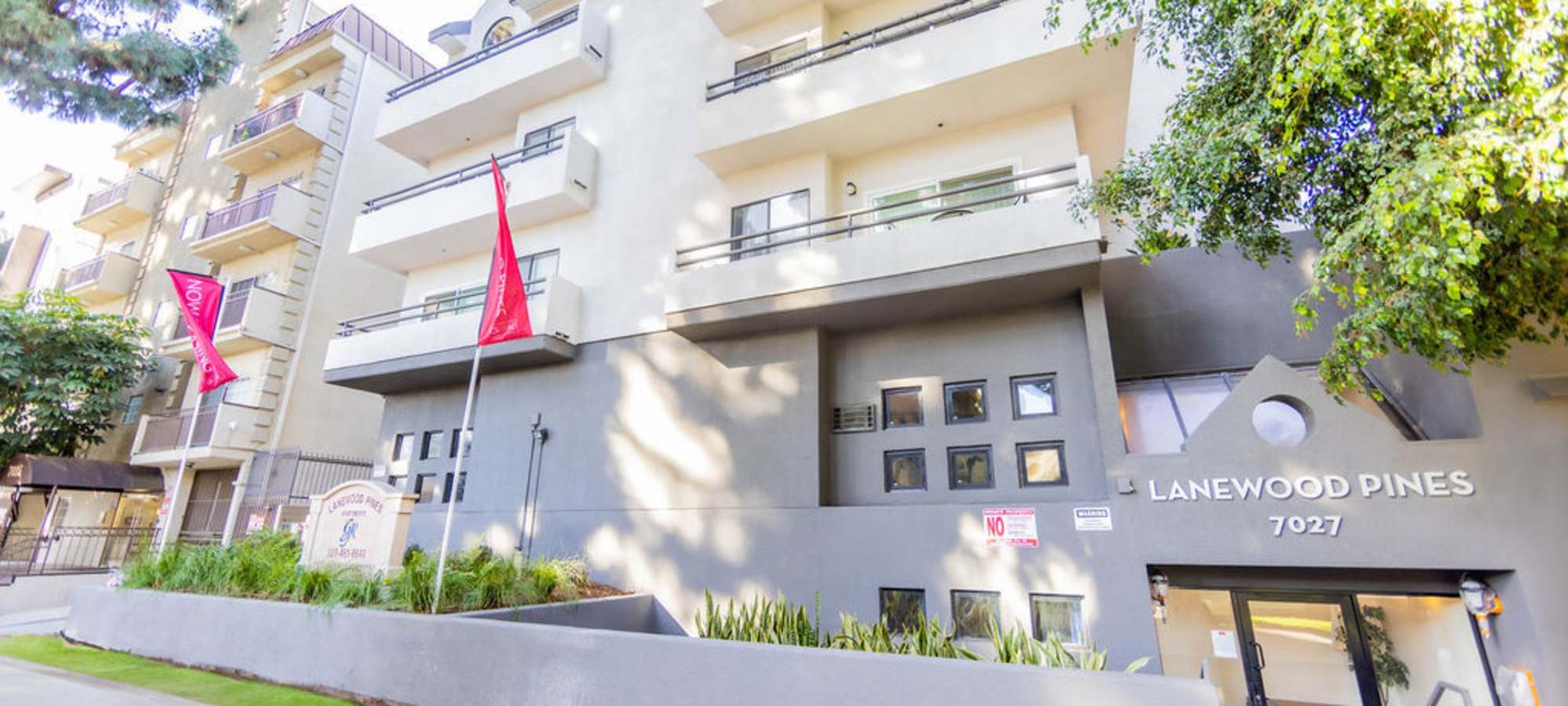 Apartment Exterior at Lanewood Pines in Hollywood, California  