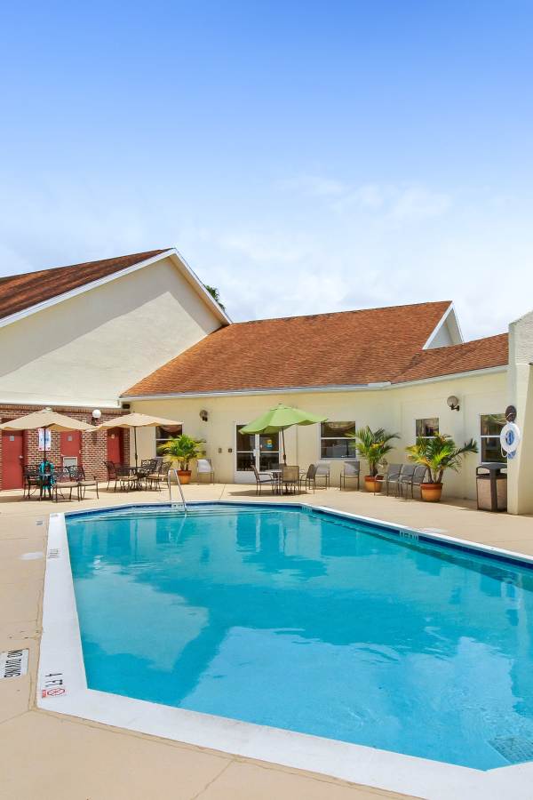 Swimming pool at Merrill Gardens at Barkley Place in Fort Myers, Florida