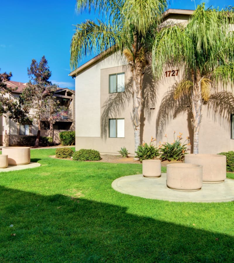 Beautiful greenery at Oro Vista Villas in San Diego, California