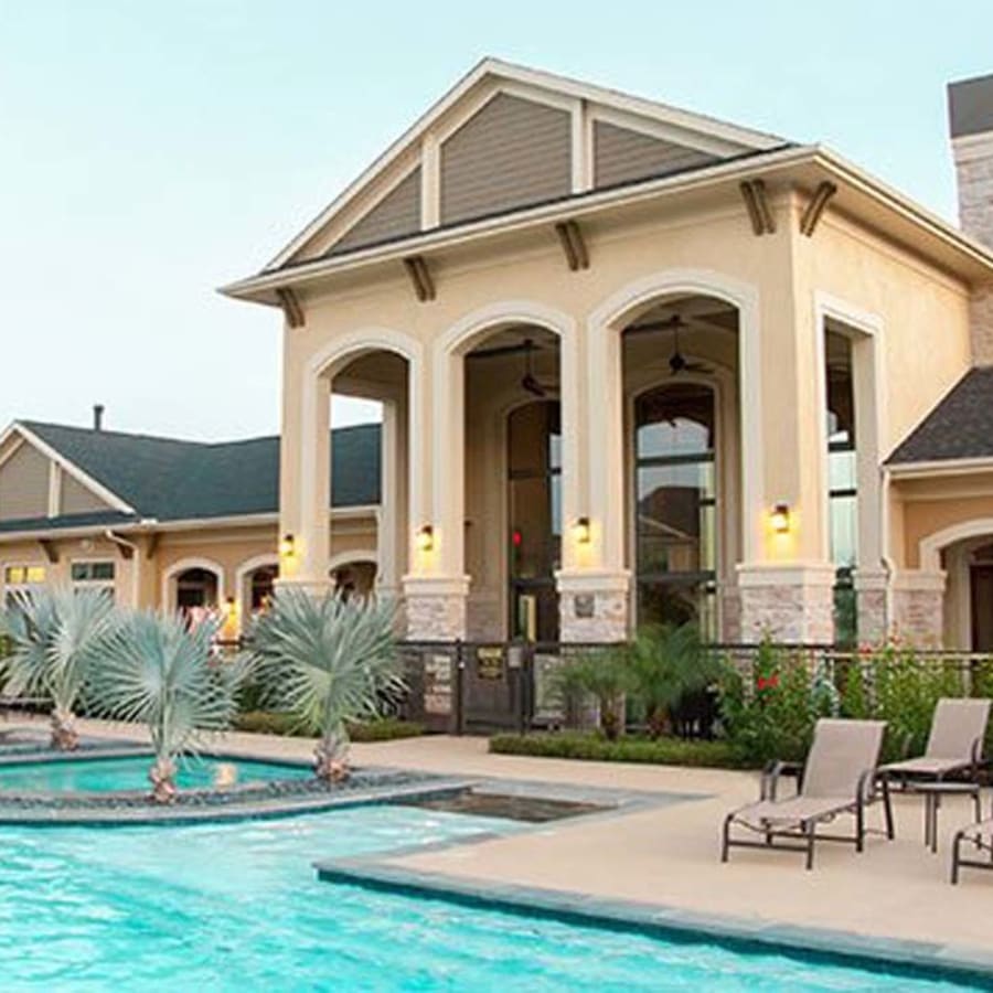 large walk in pool at Palms at Cinco Ranch in Richmond, Texas