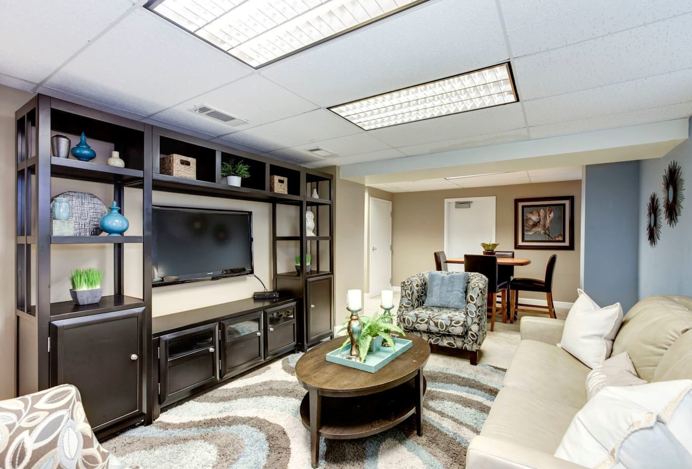 Large carpeted living room at Montgomery Arms Apartments