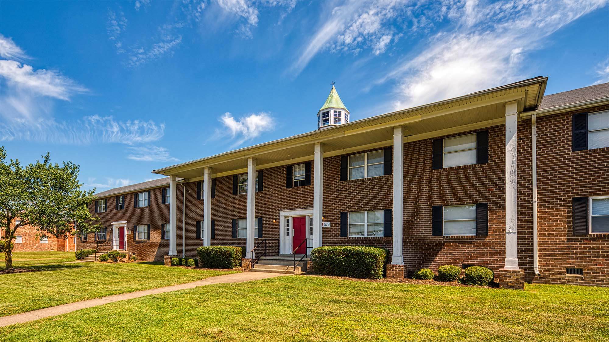 Exterior building at Pointe at River City in Richmond, Virginia