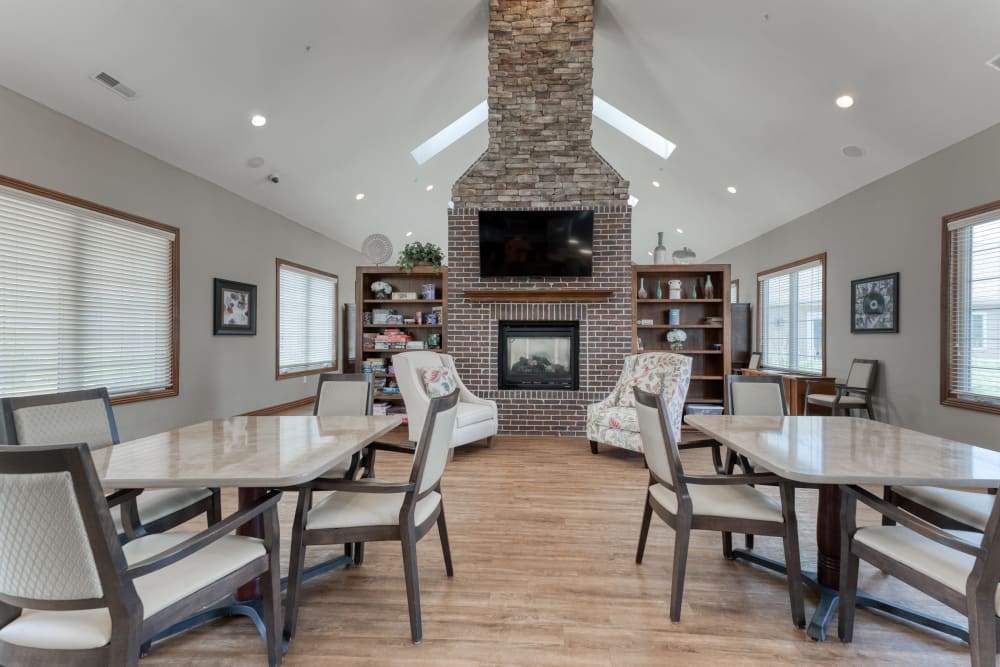 Common area with seating at Addington Place of Sparta in Sparta, Illinois