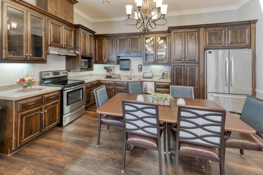 Lounge kitchen with a large dining table at Addington Place of Lee's Summit in Lees Summit, Missouri