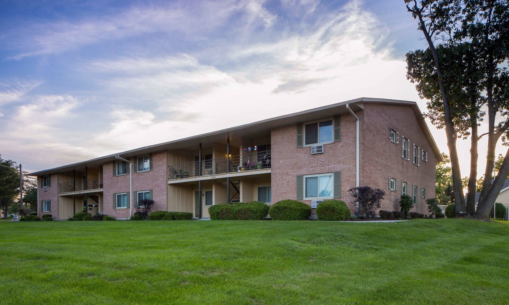 Luxury apartment living in Fort Wayne, Indiana at Summit at the Ridgewood apartments