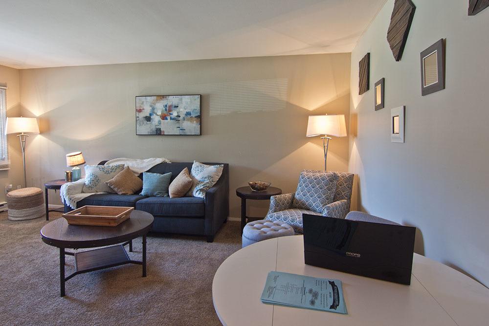 living room at summit apartments in fort wayne indiana