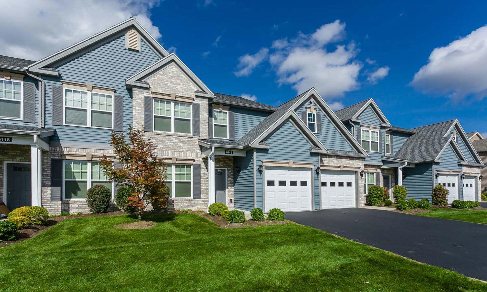 Saratoga Crossing apartments in Farmington, NY