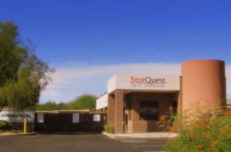 Self storage building exterior in Glendale