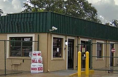 Self storage building exterior in Tampa
