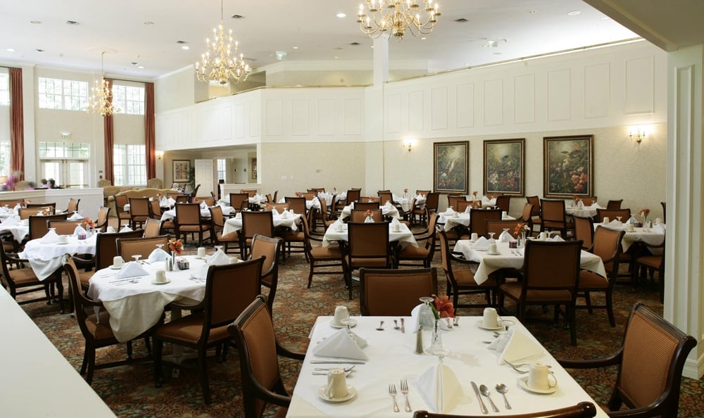 Enjoy a fancy Palm Harbor senior living facility dinner with your friends 