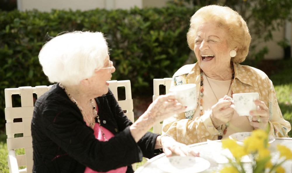 Share drinks and moments with your new and old friends at our senior living facility in Coral Springs