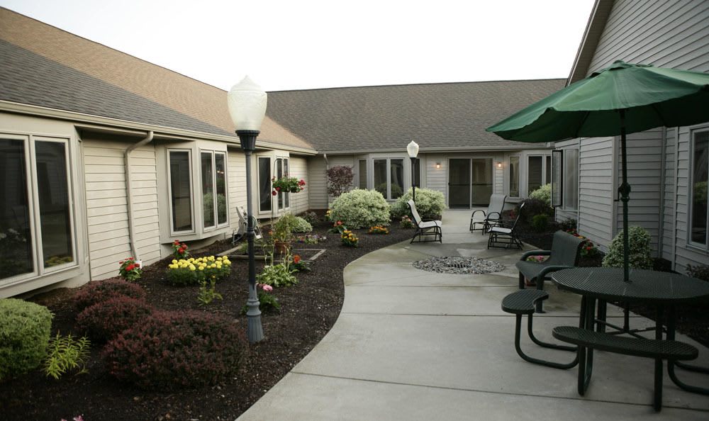 Hangout outside and enjoy the fresh air at our senior living facility in Sterling Heights