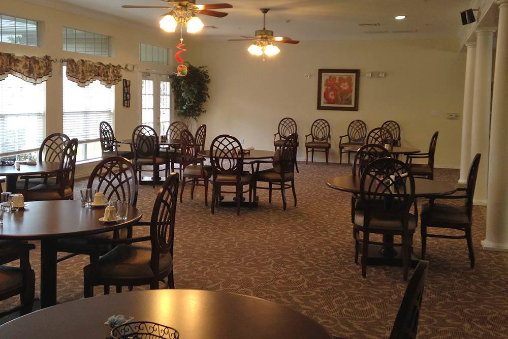 Dining room at Rambling Oaks Courtyard Assisted Living Residence