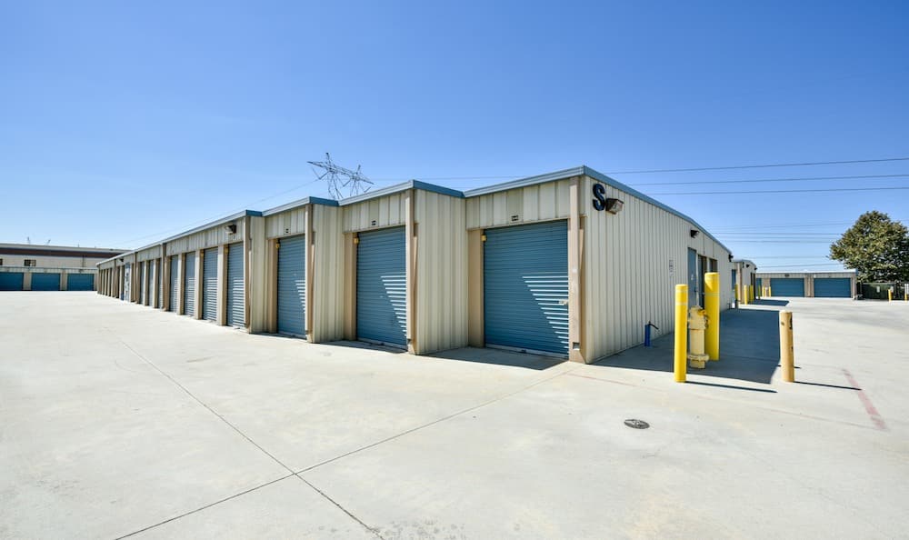 Self Storage Santa Clarita California Golden State Oak Drive Up Units At Our Storage Facility On Oak Avenue In Santa Clarita
