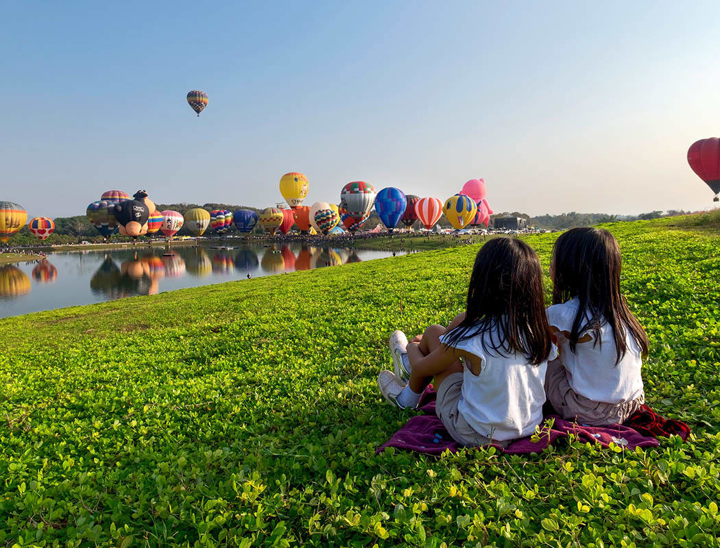 Little girls watching hot air balloons in Noblesville near Cumberland Pointe