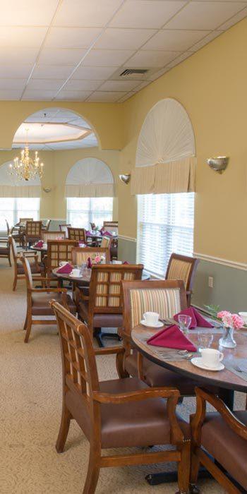 Memory care dining in Benchmark Senior Living at Nashua Crossings, Nashua