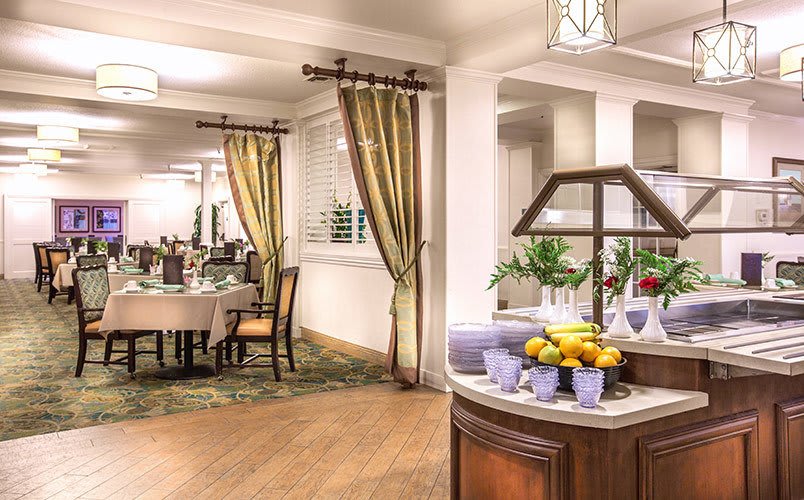 Dining at the senior living community in Huntington Beach
